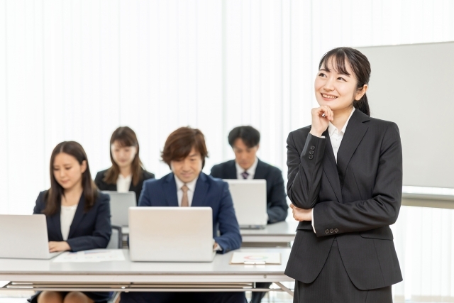 営業の振り返りとは？明日から使えるフレームワークと実践方法を解説